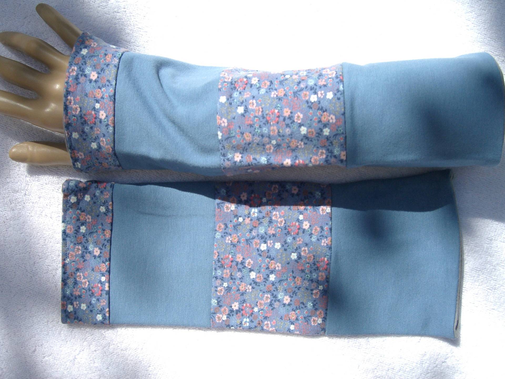 Patchwork Stulpen Armstulpen Pulswärmer Jeans Hellblau Jeansblau Blümchen Streublumen Blumen Doppellagig von SissiundFroschkoenig