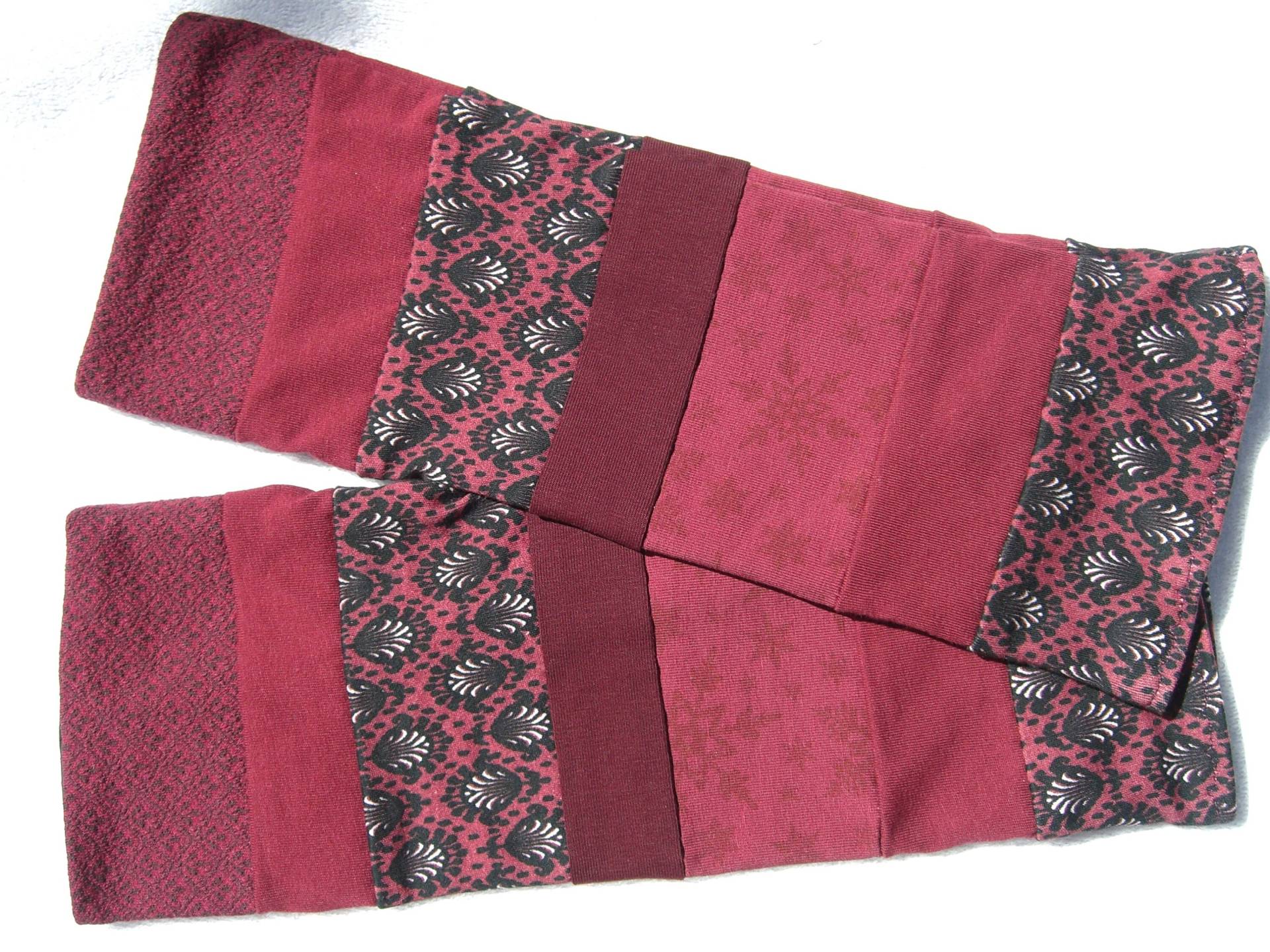 Patchwork Stulpen Armstulpen Pulswärmer Rot Bordeaux Schwarz Doppellagig Lang von SissiundFroschkoenig