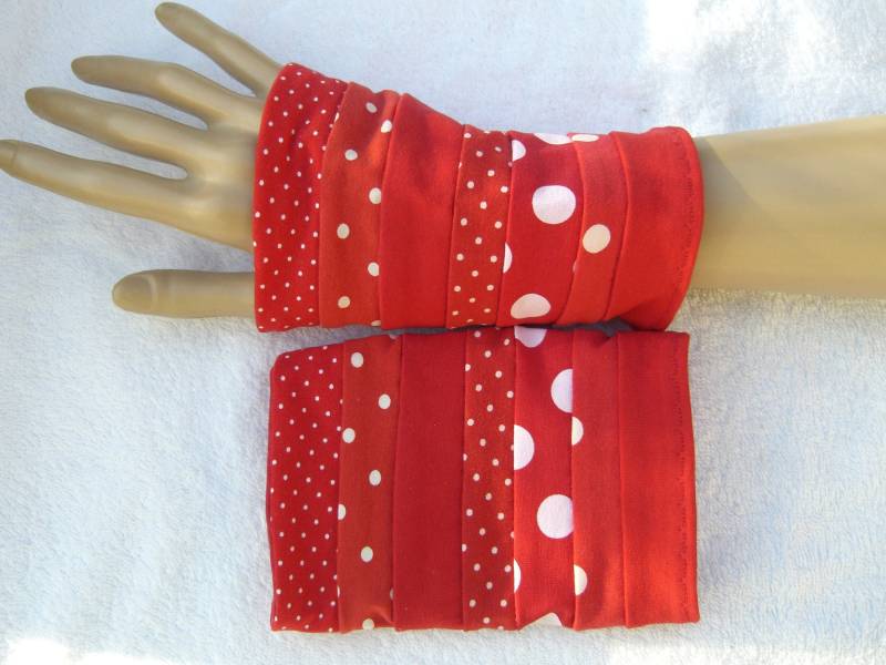 Patchwork Stulpen Armstulpen Pulswärmer Rot Weiße Punkte Dots Tupfen Fliegenpilz Doppellagig von SissiundFroschkoenig