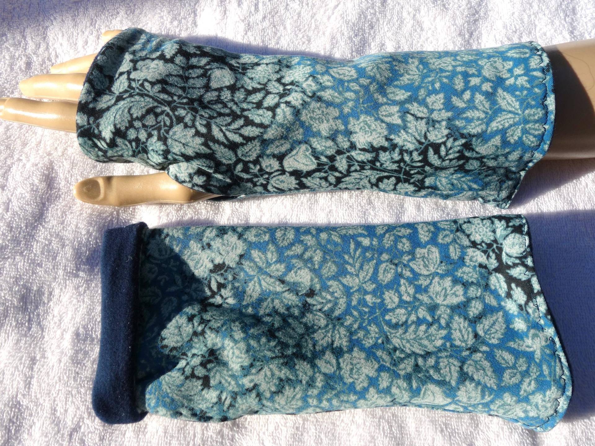 Peruvian Pima Baumwolle Modal Sweat Blau Blumen Daumenloch Stulpen Pulswärmer Dunkelblau, Weich, Warm von SissiundFroschkoenig