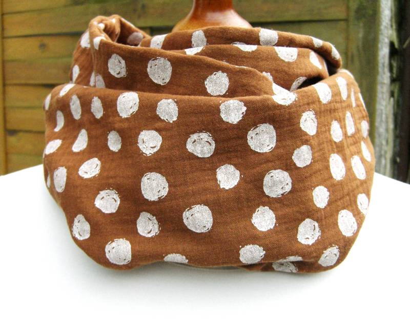 Polka Dots Hazelnut Haselnuss Bio Oekotex Musselin Pea Gauze Loop Schal Weiße Punkte Auf Hellbraun, Breit, Doppellagig von SissiundFroschkoenig