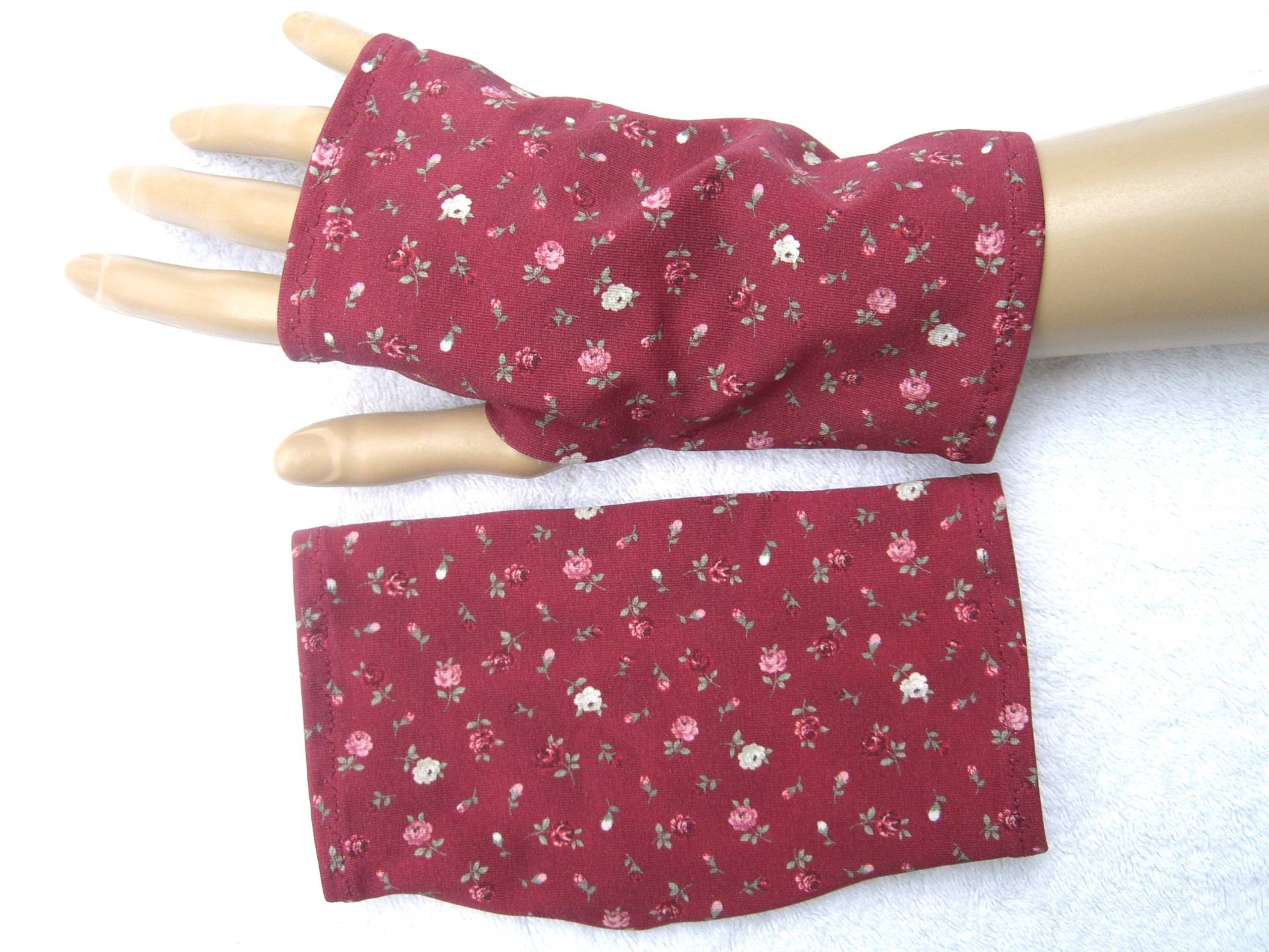 Rosen, Rot, Oekotex Jersey, Neurodermitis, Ekzem, Sonnenschutz, Sommerstulpen, Leichte Stulpen, Daumenloch, Fingerlose Handschuhe Tracht von SissiundFroschkoenig
