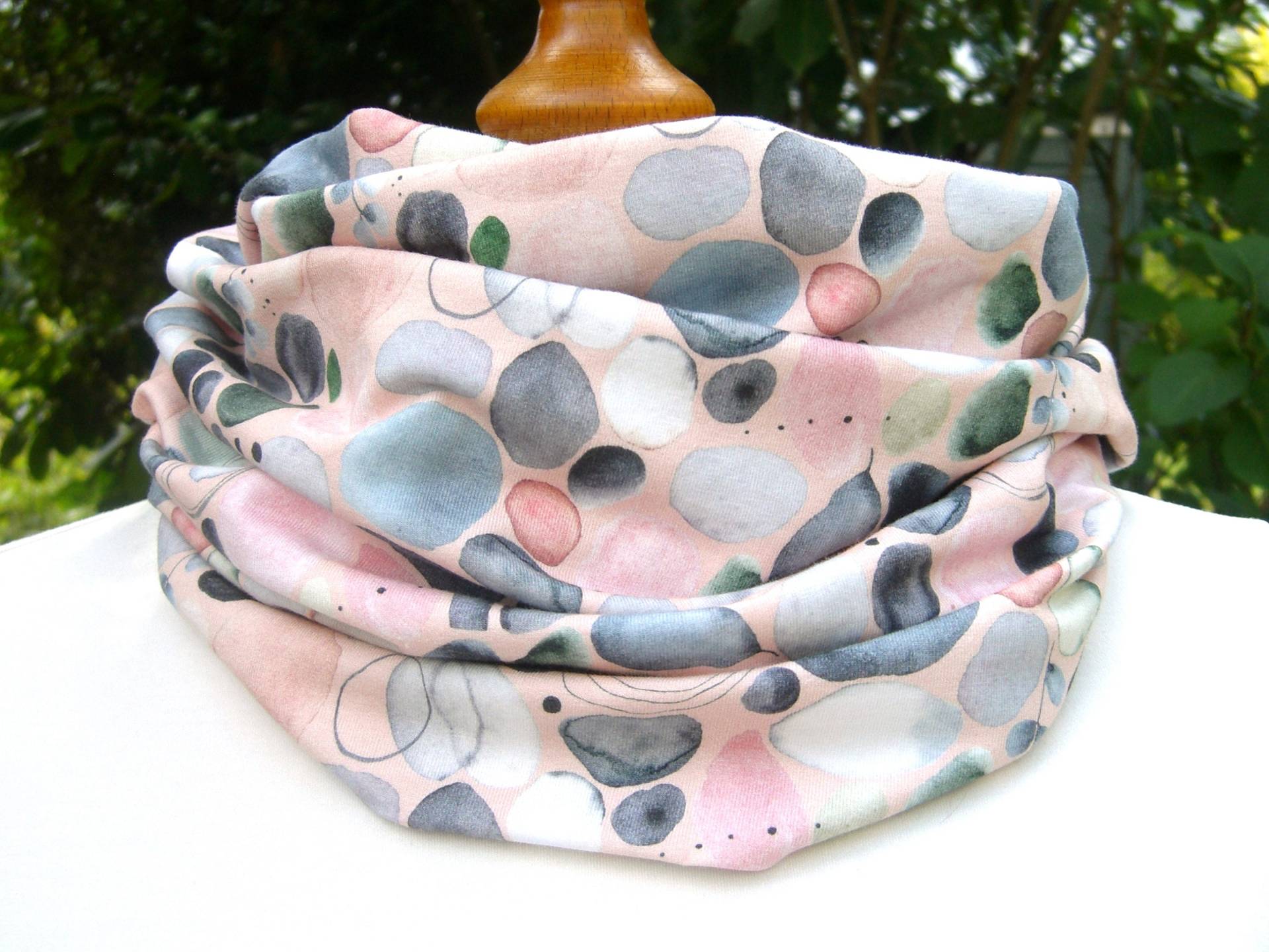 Steine Und Blätter Jersey Oekotex Rosa Grau Blau Lila Stenzo Loop Schal Loopschal Wendeloop, Doppellagig Pfirsich, Kiesel, Hellgrau von SissiundFroschkoenig