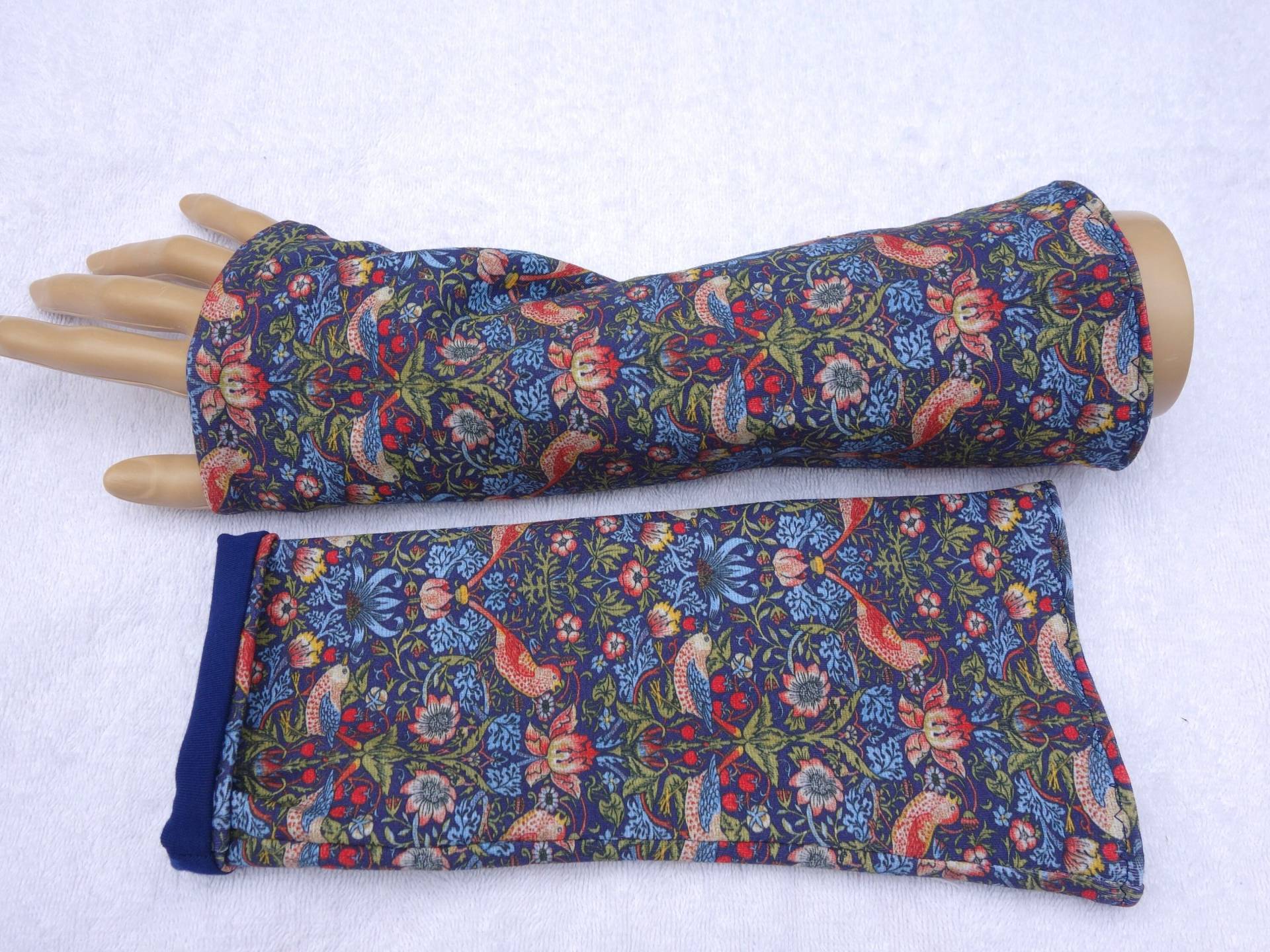 William Morris Erdbeerdieb, Armstulpen, Pulswärmer, Oekotex Jersey, Fingerlose Handschuhe, Jugendstil, Art Nouveau Oekotex William Morris Erdbeerdieb, Armstulpen, Pulswärmer, Oekotex Jersey, Fingerlose Handschuhe, Jugendstil, Art Nouveau Oekotex von SissiundFroschkoenig