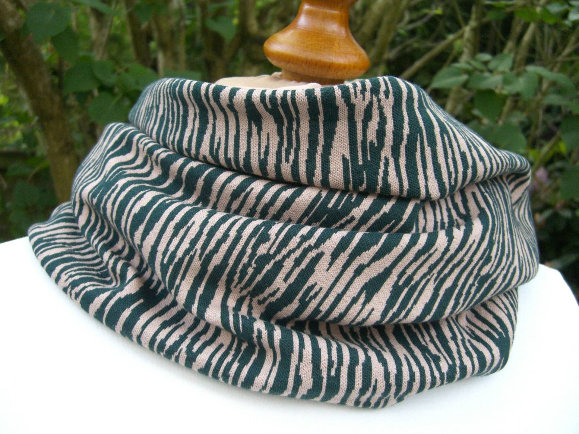 Zebra Bio-Jacquard/Jersey Loop Schal Löwe Bottle Green Rose Flaschengrün Rosa Mind The Maker Bio Oeko von SissiundFroschkoenig