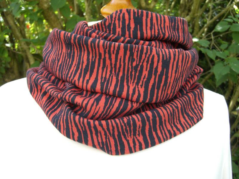 Zebra Bio Jacquard/Jersey Loop Schal Löwe Lipstick Indigo Rot Blau Mind The Maker Oeko von SissiundFroschkoenig