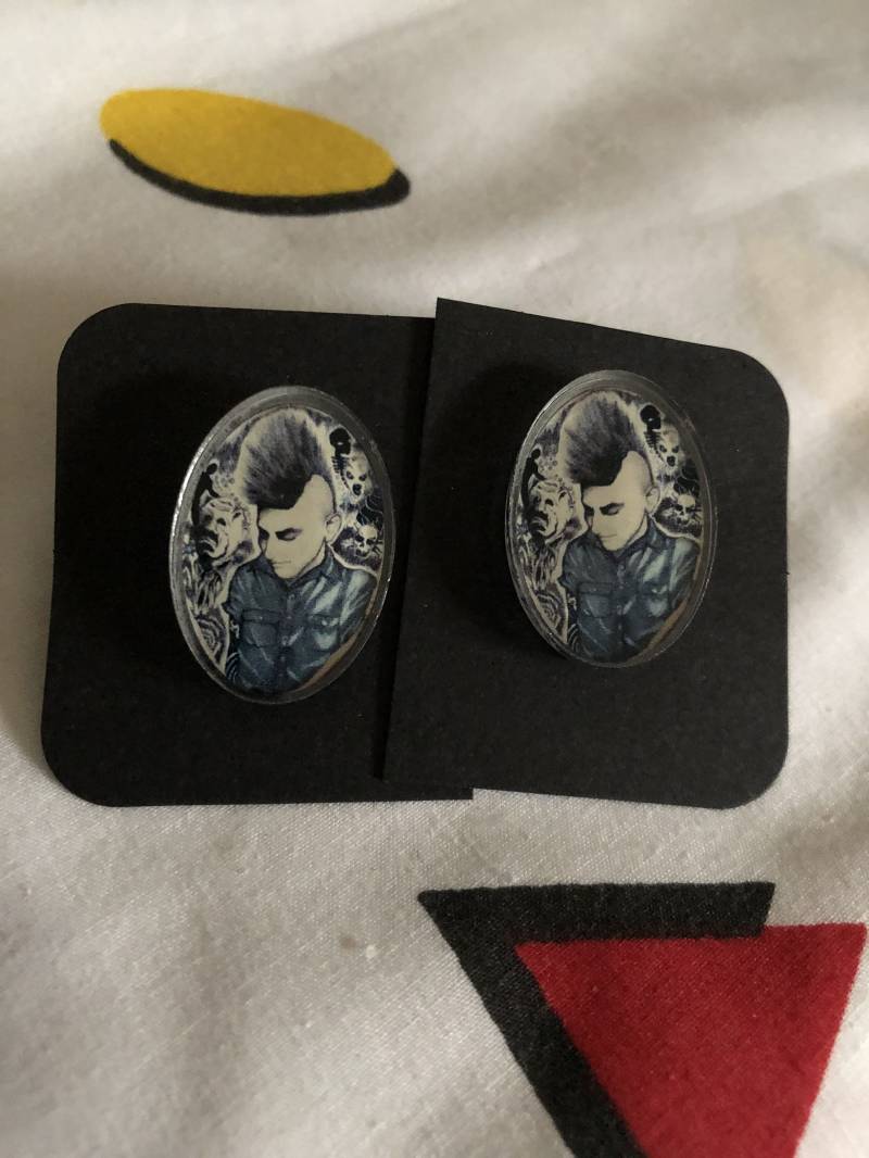 Ein Portrait Pin Von Mark Unseen von SisterBonez