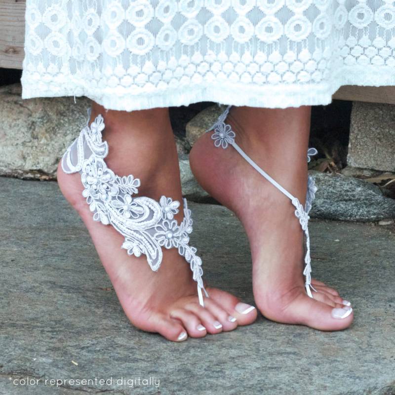 White Hochzeit Barfuß Sandalen Lisa Spitze Kunstperlen Pailletten Traiditional Braut Brautjungfern Blumenmädchen Brautparty Strandkreuzfahrt Sandtanz White Hochzeit Barfuß Sandalen Lisa Spitze Kunstperlen Pailletten Traiditional Braut Brautjungfern Blumenmädchen Brautparty Strandkreuzfahrt Sandtanz von SisterLaceLA
