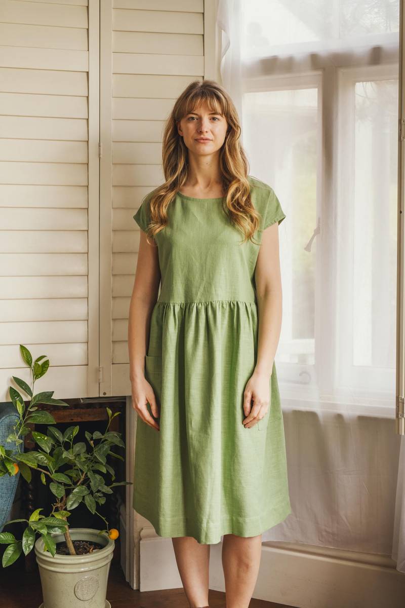 Grünes Leinen Kleid Mit Taschen Handgefertigtes Mittellanges Sommerkleid | Größe M von SisterOrganics