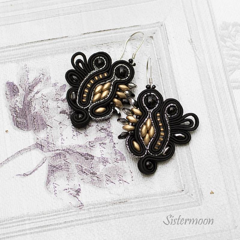 Kleine Soutache-Gothic-Ohrringe Aus Schwarzgold Kleine Soutache-Gothic-Ohrringe Aus Schwarzgold von SistermoonSisart