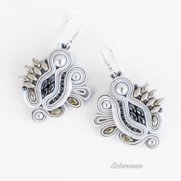 Kleine Soutache-Hochzeits-Silberohrringe Kleine Soutache-Hochzeits-Silberohrringe von SistermoonSisart