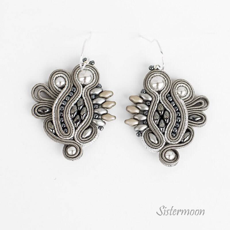 Kleine Soutache-Ohrringe Aus Silbernem Rauch Kleine Soutache-Ohrringe Aus Silbernem Rauch von SistermoonSisart