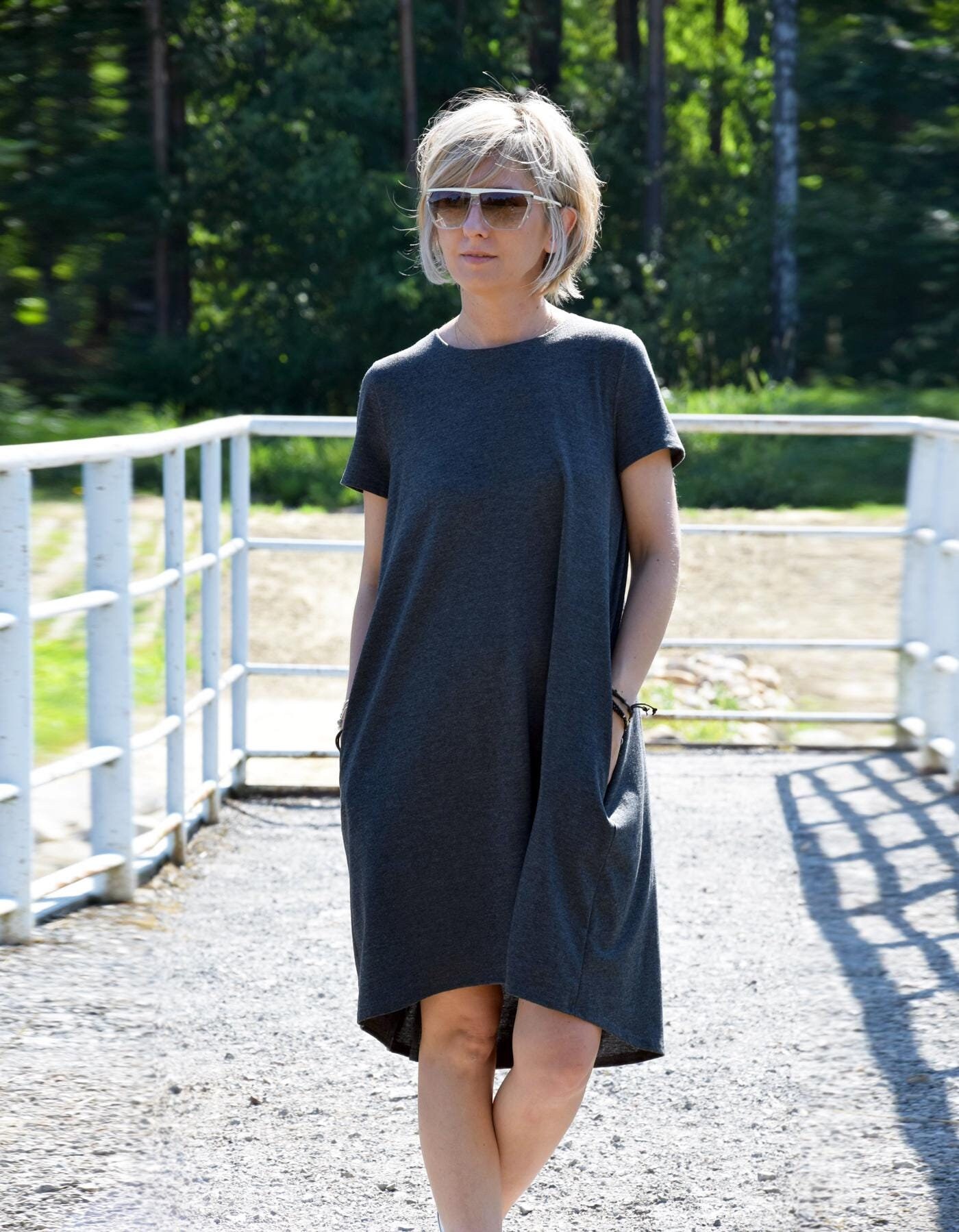 Graphite Baumwolle Mini Kleid, A-Linie Kleid Mit Kurzarm Und Taschen von SistersBrand