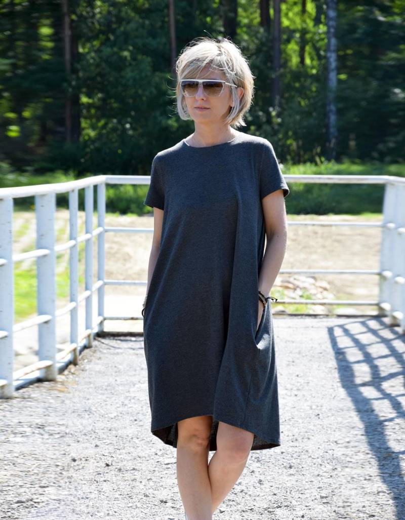 Graphite Baumwolle Mini Kleid, A-Linie Kleid Mit Kurzarm Und Taschen von SistersBrand