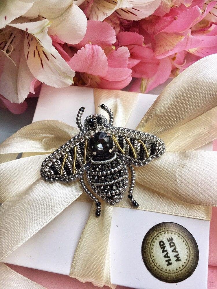 Bestickte Brosche Bee, Perlenbestickte Elegante Auf Kleidung, Muttertagsgeschenk Bestickte Brosche Bee, Perlenbestickte Elegante Auf Kleidung, Muttertagsgeschenk von SistersKnitters