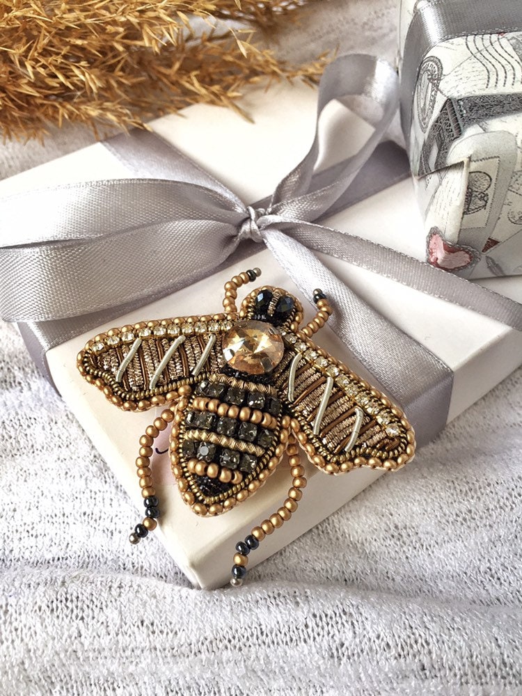 Bestickte Brosche Goldene Biene, Kleine An Einem Kleid, Muttertagsgeschenk Bestickte Brosche Goldene Biene, Kleine An Einem Kleid, Muttertagsgeschenk von SistersKnitters