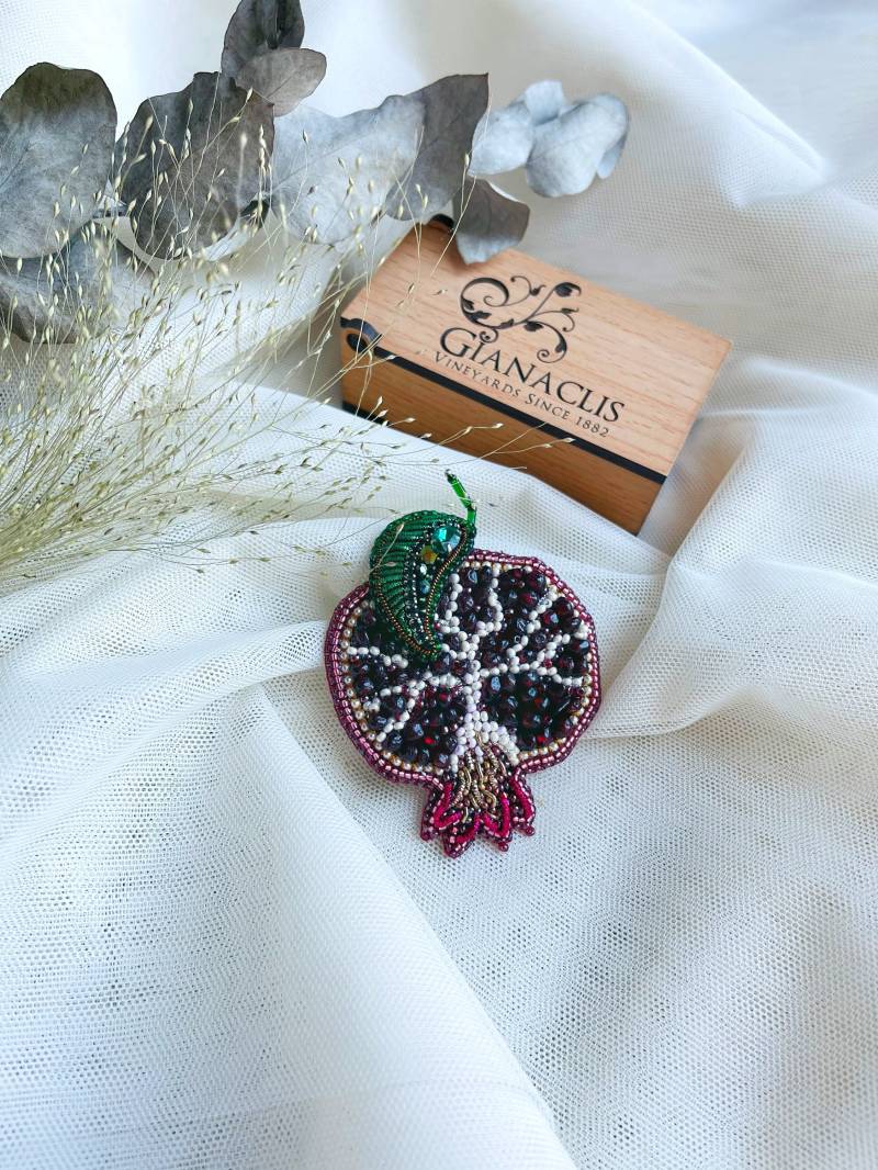 Bestickte Granatapfel-Obstperlen-Brosche, Weihnachtsgeschenk Bestickte Granatapfel-Obstperlen-Brosche, Weihnachtsgeschenk von SistersKnitters