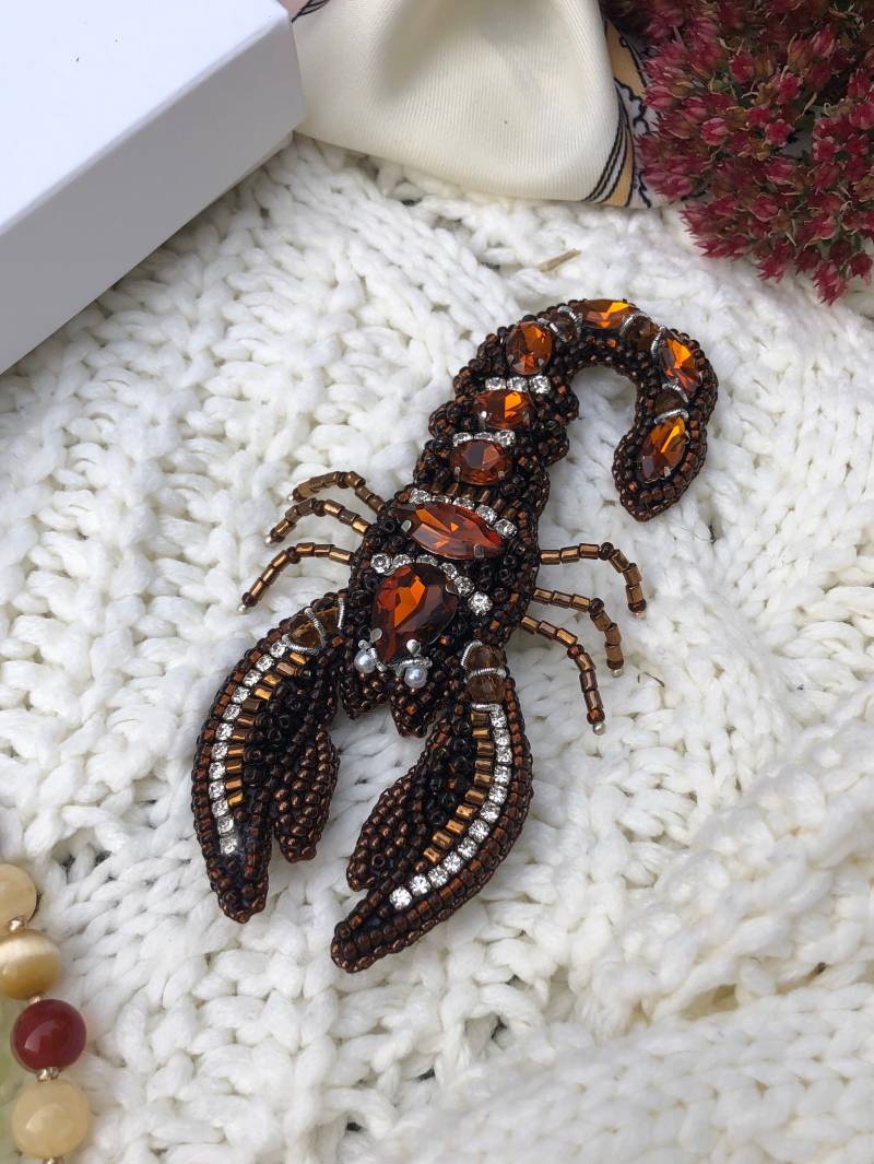 Perlenbrosche Skorpion, Individuelle Strassbrosche, Sternzeichen-Anstecknadel Perlenbrosche Skorpion, Individuelle Strassbrosche, Sternzeichen-Anstecknadel von SistersKnitters