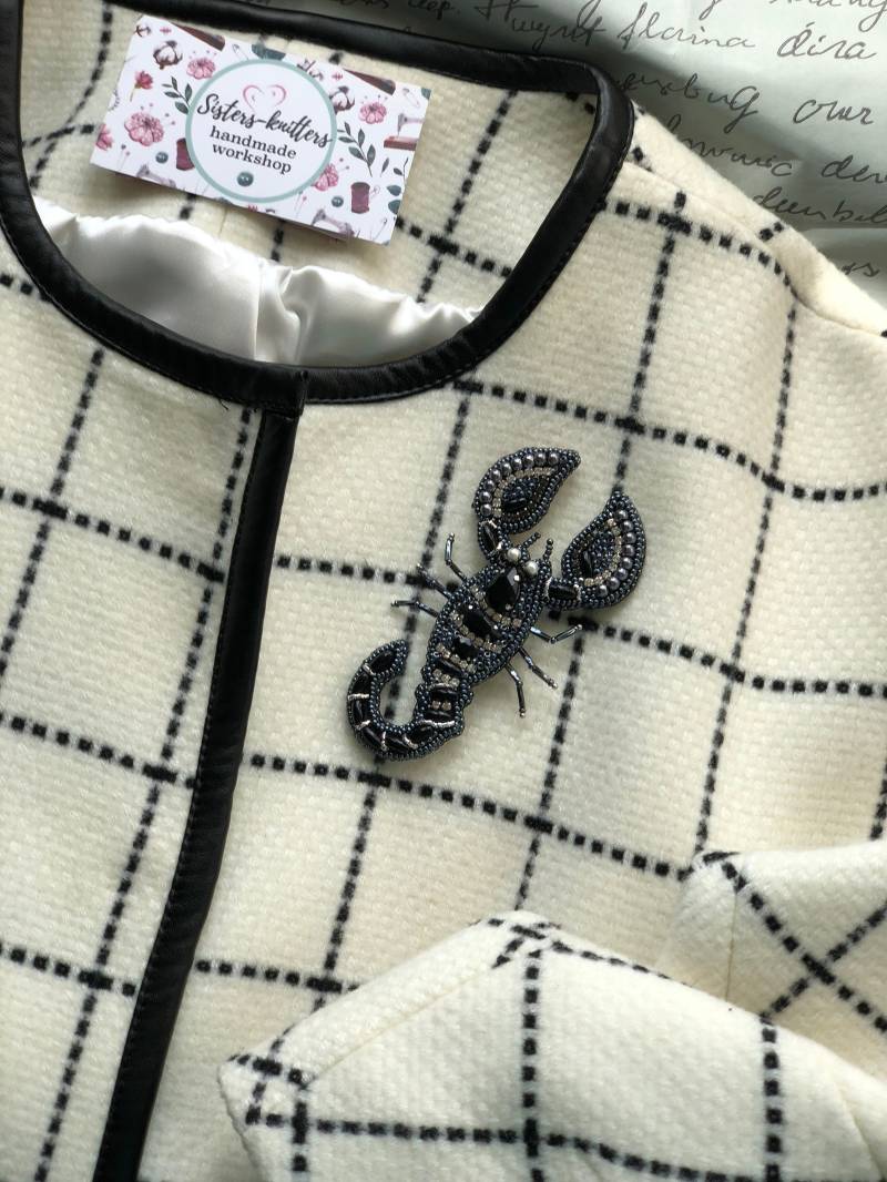 Schwarze Skorpion Perlen Brosche, Sternzeichen Pin, Tier Brosche Schwarze Skorpion Perlen Brosche, Sternzeichen Pin, Tier Brosche von SistersKnitters