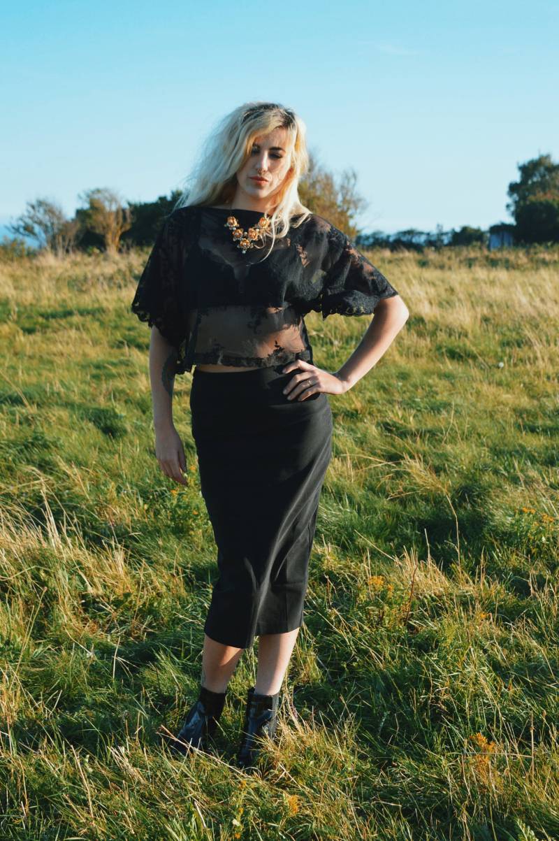 Schwarze Schrägstrich Ausschnitt Spitze Kimono Sleeve Top Zero Abfall Schwarze Schrägstrich Ausschnitt Spitze Kimono Sleeve Top Zero Abfall von SistersSkin