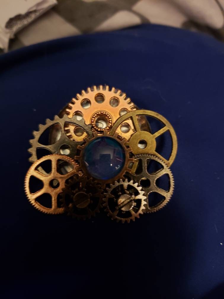 Einzelanfertigung, Bemalte Anstecknadel Mit Blau, Lila Und Türkis, Um Das Äußere Bronze Steampunk Design Hervorzuheben Einzelanfertigung, Bemalte Anstecknadel Mit Blau, Lila Und Türkis, Um Das Äußere Bronze Steampunk Design Hervorzuheben von SithandSilkCreations