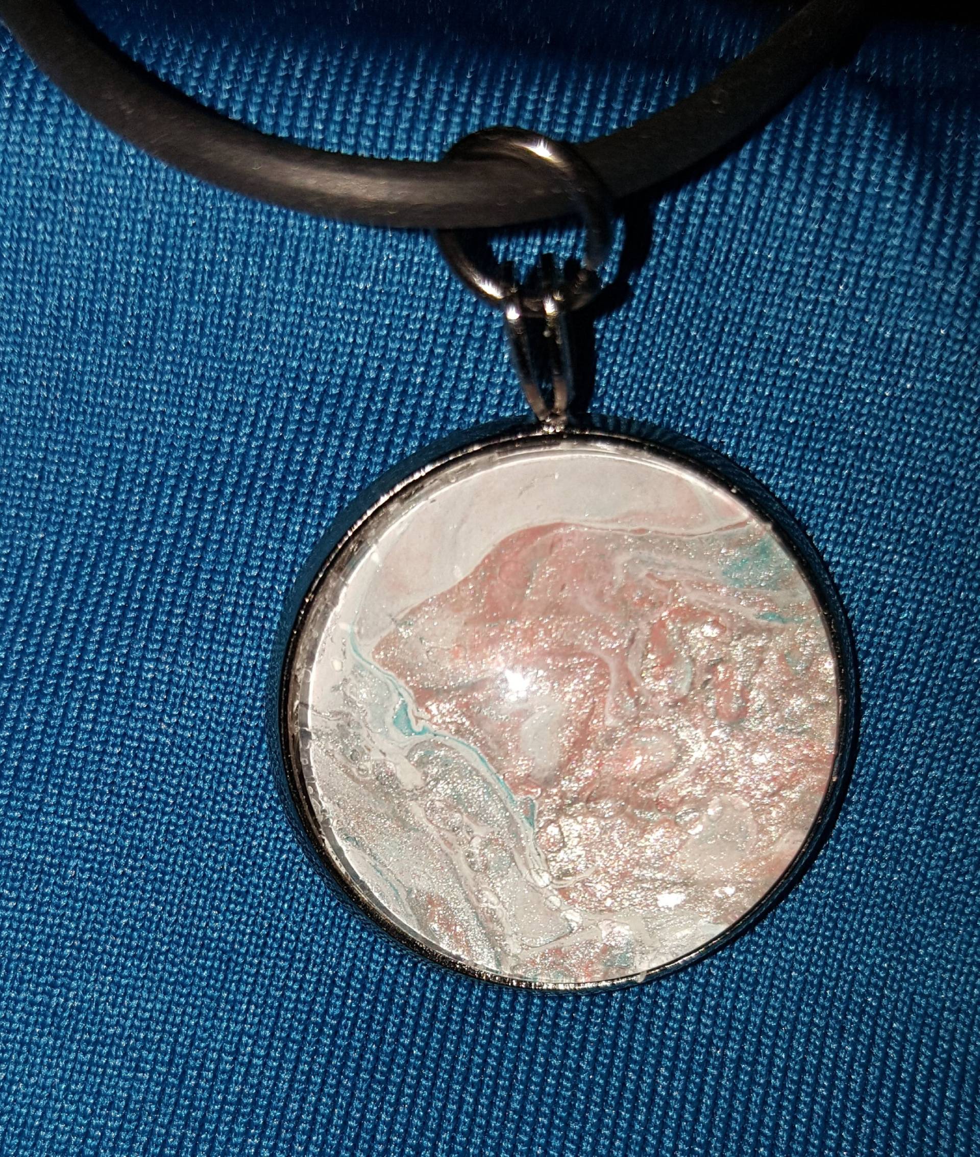 Handbemalter Glas Cabochon Auf Schwarzem Metallanhänger Handbemalter Glas Cabochon Auf Schwarzem Metallanhänger von SithandSilkCreations