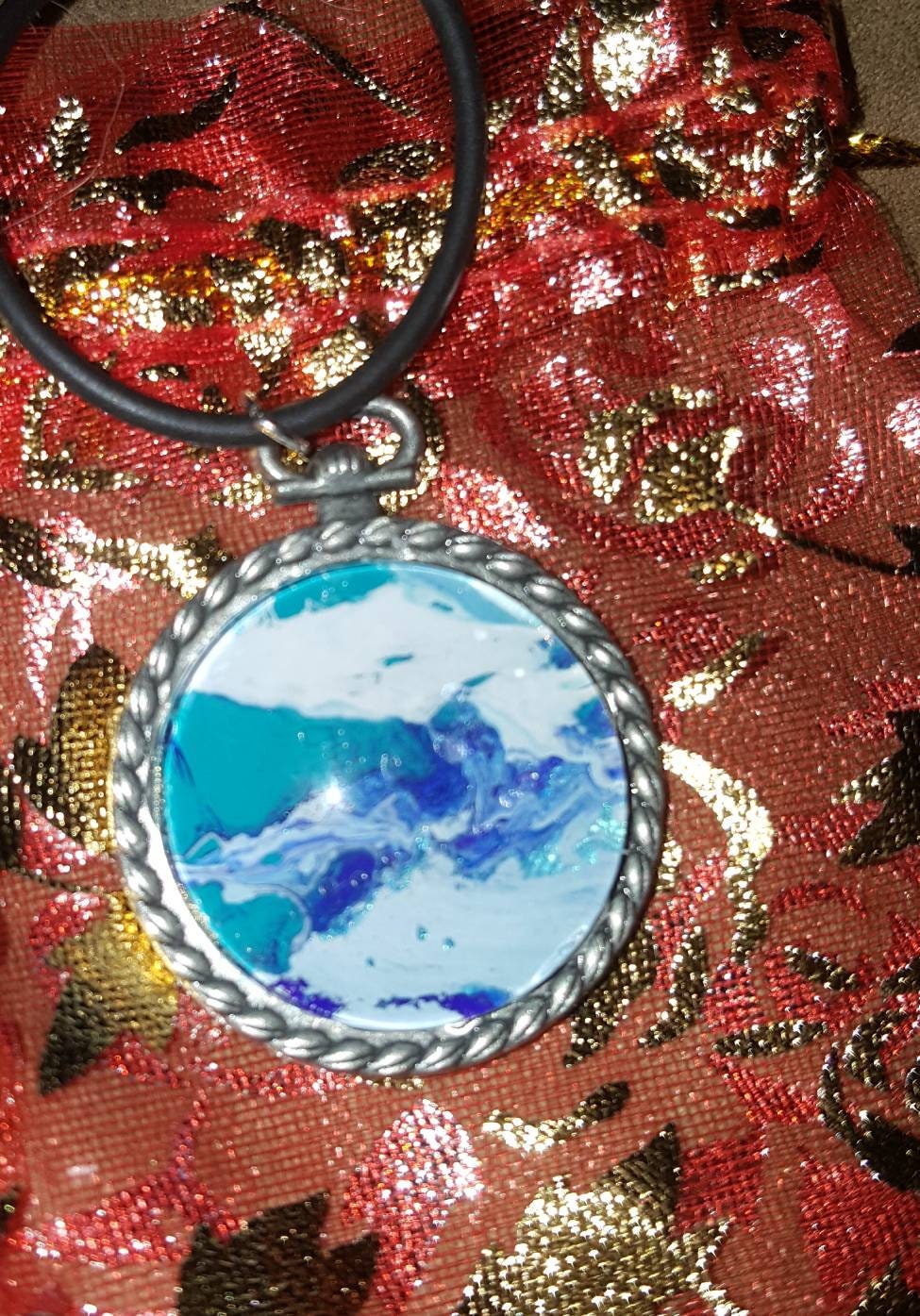 Handbemalter Silberanhänger in Blau Und Weiß Mit Glas Cabochon Handbemalter Silberanhänger in Blau Und Weiß Mit Glas Cabochon von SithandSilkCreations