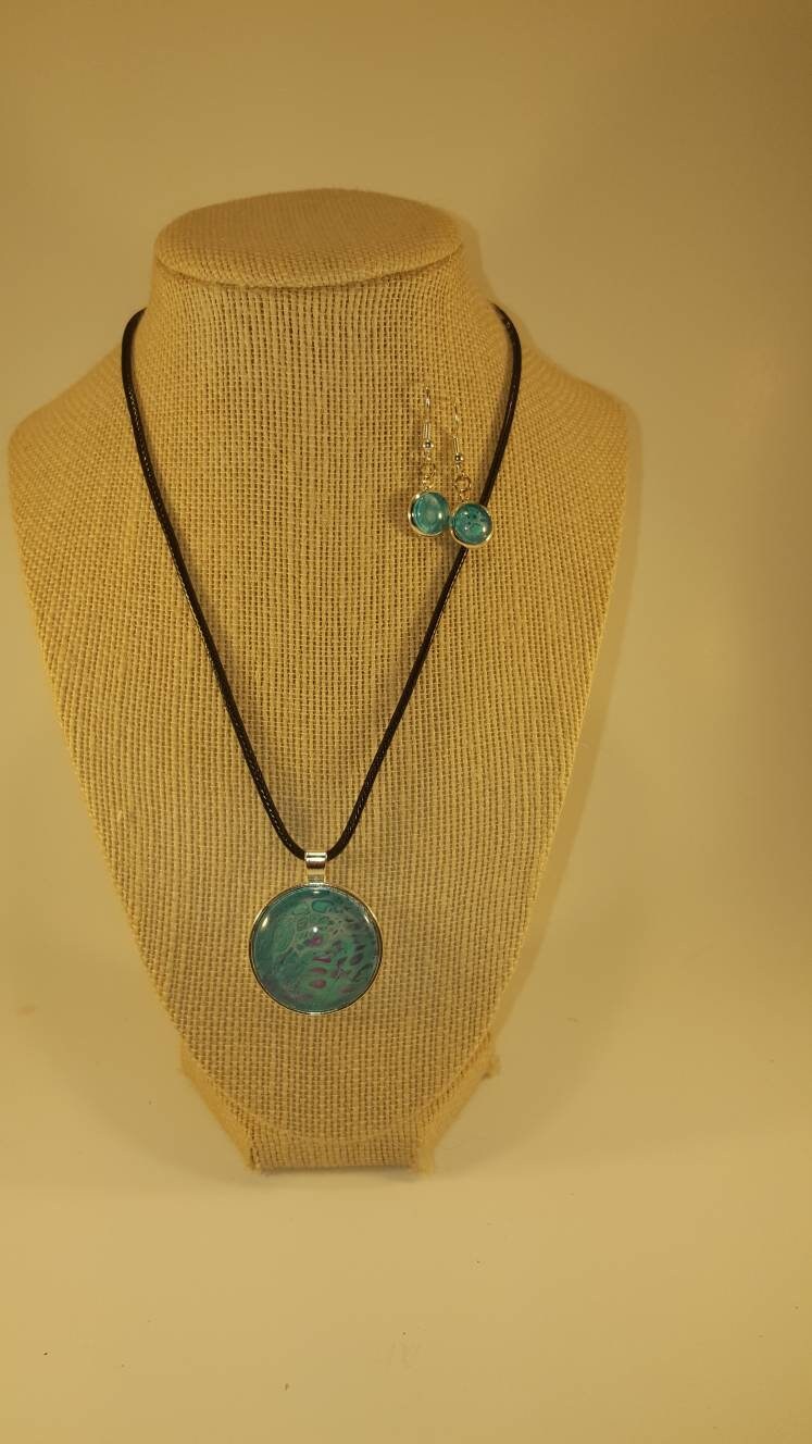 Meerjungfrau Inspiriertes Halskette Und Ohrring Set Versilberte Stücke, Handbemalt in Blau, Türkis Lila Mit Glas Cabochons Meerjungfrau Inspiriertes Halskette Und Ohrring Set Versilberte Stücke, Handbemalt in Blau, Türkis Lila Mit Glas Cabochons von SithandSilkCreations
