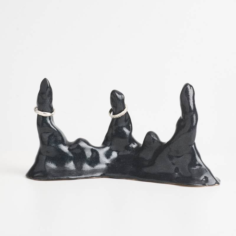 Handgemachte Schwarze Unregelmäßige Ringhalter von SiupStudio