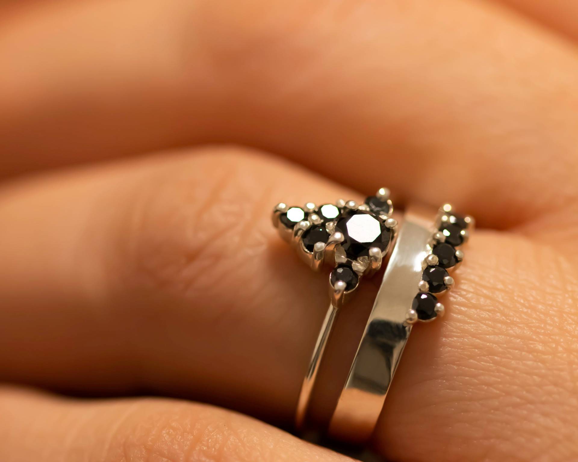 Schwarzer Diamant Ring, Verlobungsring, Gold Cluster Frauen Trendy Stylish Boho Ring von SivanLotan