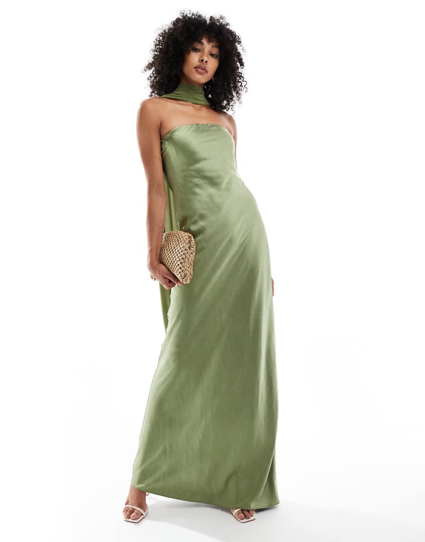 Six Stories - Brautjungfern-Maxikleid aus Satin in Moosgrün mit Schal aus Chiffon am Ausschnitt von Six Stories