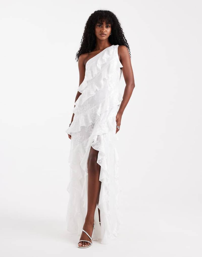 Six Stories - Bridal - Maxikleid aus Spitze in Weiß mit asymmetrischen Rüschen und Schlitz von Six Stories