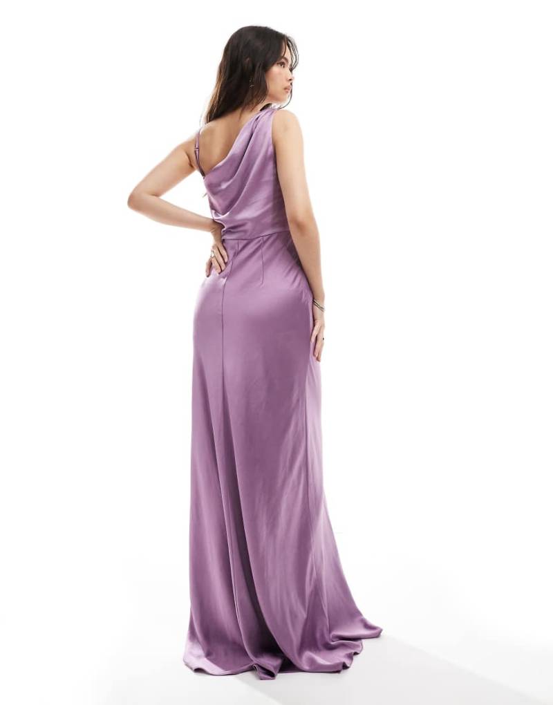 Six Stories - Bridesmaid - Asymmetrisches Satin-Maxikleid in Orchideen-Lila mit Wasserfallausschnitt vorne von Six Stories