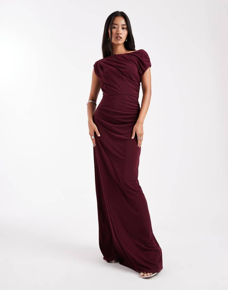 Six Stories - Bridesmaids - Elastisches Maxikleid in Weinrot mit Raffung und asymmetrischem Schulterdetail von Six Stories