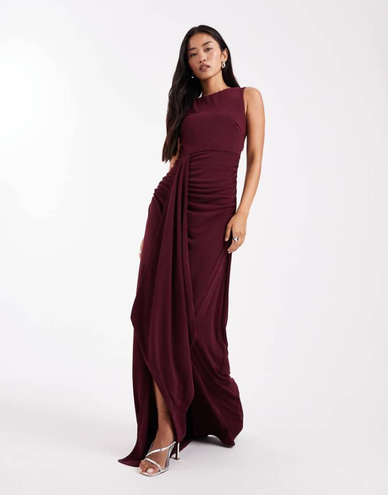 Six Stories - Bridesmaids - Hochgeschlossenes, ärmelloses Stretch-Maxikleid in Weinrot mit geraffter Vorderseite Six Stories - Bridesmaids - Hochgeschlossenes, ärmelloses Stretch-Maxikleid in Weinrot mit geraffter Vorderseite von Six Stories
