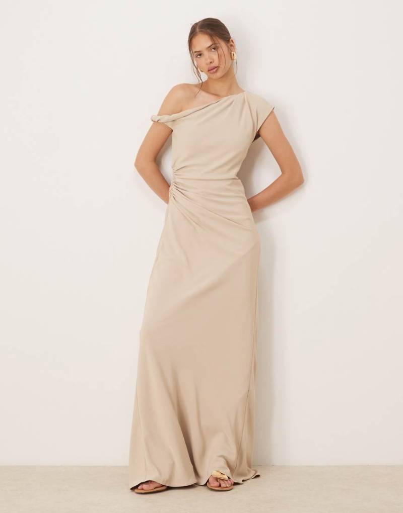 Six Stories - Exclusive - Asymmetrisches, schulterfreies Maxikleid in Steingrau-Neutral von Six Stories
