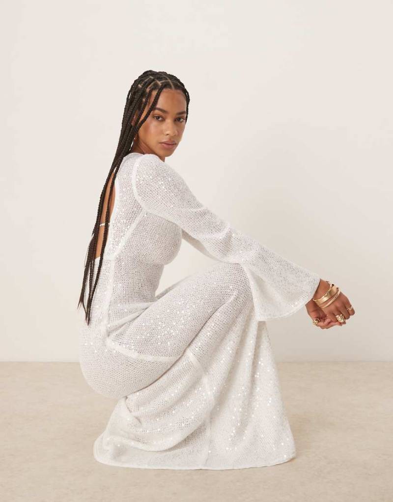 Six Stories - Langärmliges Maxi-Strickkleid in Weiß mit Paillettenbesatz und Schleppe von Six Stories