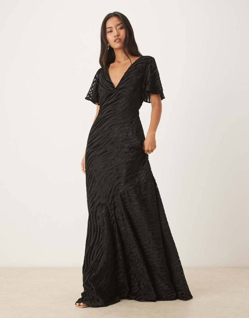Six Stories - Maxikleid in Schwarz mit Ausbrennermuster, Flatterärmeln, V-Ausschnitt und asymmetrischem Schnitt mit abfallender Taille von Six Stories