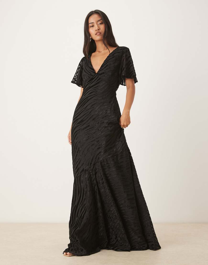 Six Stories - Maxikleid in Schwarz mit Ausbrennermuster, Flatterärmeln, V-Ausschnitt und asymmetrischem Schnitt mit abfallender Taille von Six Stories