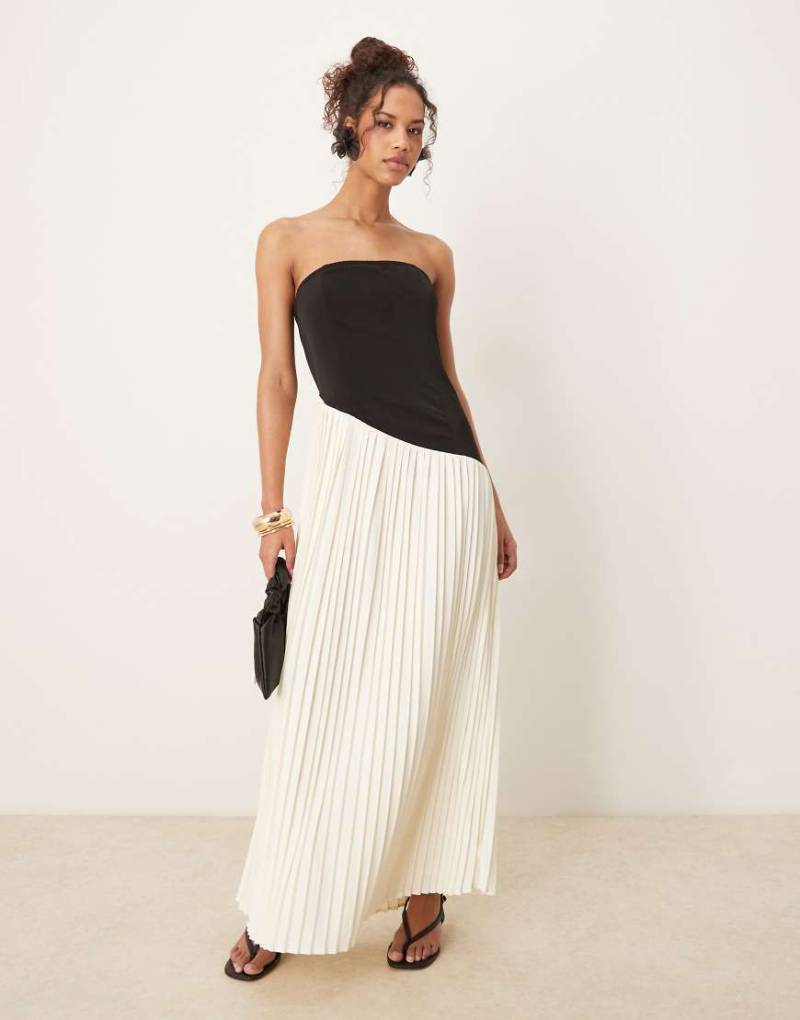 Six Stories - Maxikleid mit schwarz-weißem Design und asymmetrischen Plissee-Falten-Bunt von Six Stories