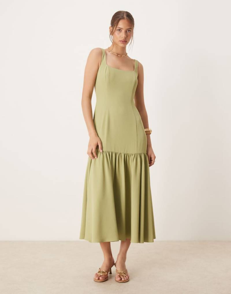 Six Stories - Midaxi-Kleid in Salbeigrün mit hinten längerem Saum von Six Stories