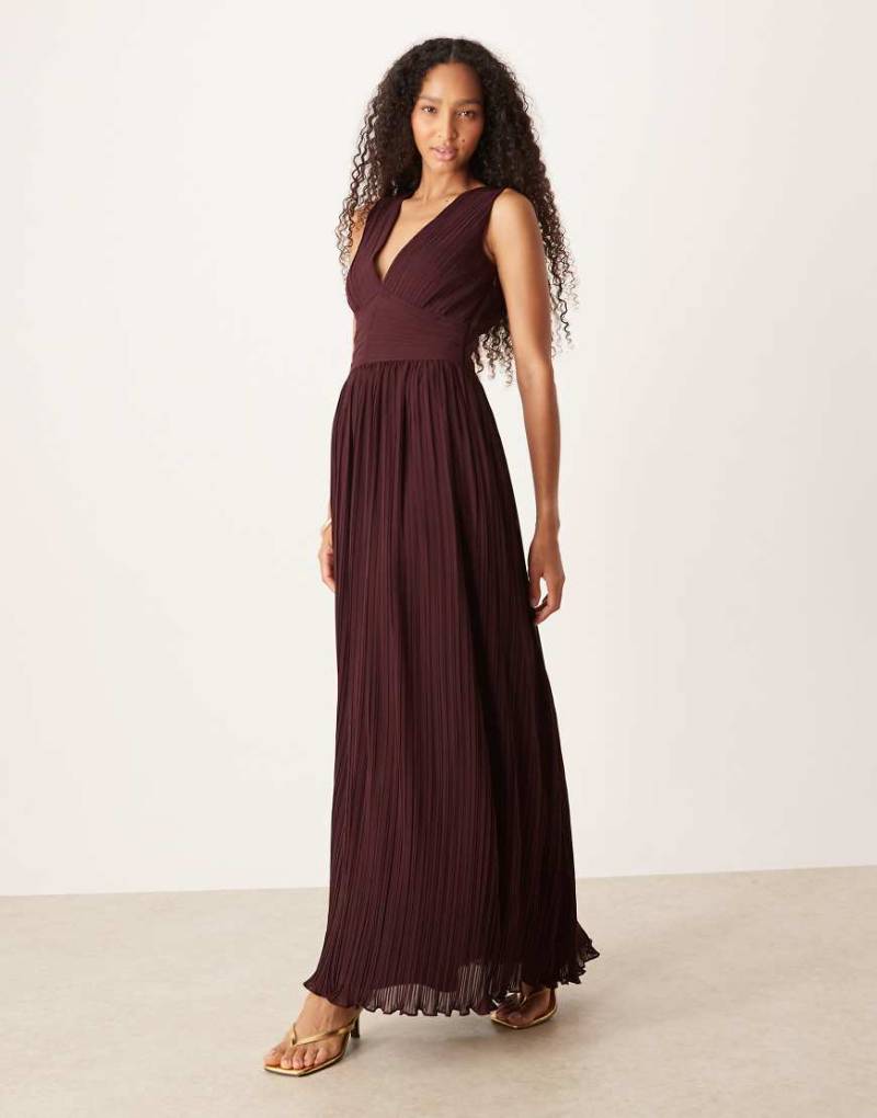 Six Stories - Plissiertes Maxikleid in Weinrot mit tiefem Ausschnitt von Six Stories