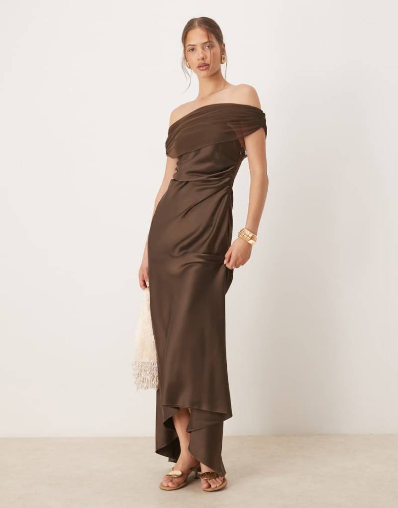 Six Stories - Schulterfreies Midaxi-Kleid in Schokobraun aus Netzstoff und Satin von Six Stories