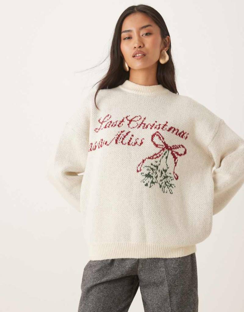 Six Stories - Strickpullover in Cremeweiß mit Rundhalsausschnitt und Mistelzweig- und „Last Christmas as a Miss"-Intarsien von Six Stories