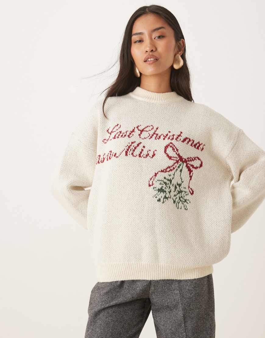Six Stories - Strickpullover in Cremeweiß mit Rundhalsausschnitt und Mistelzweig- und „Last Christmas as a Miss"-Intarsien von Six Stories