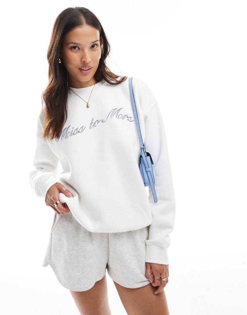 Six Stories - Sweatshirt in Elfenbeinweiß mit „Miss to Mrs" von Six Stories