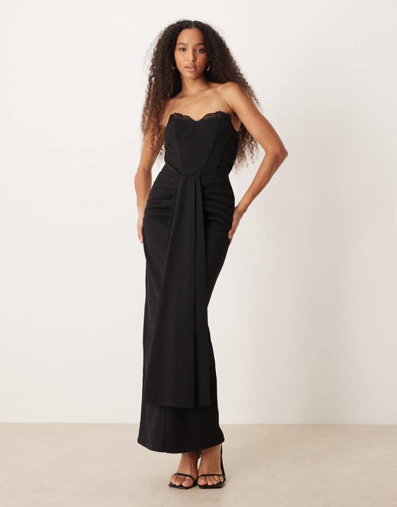 Six Stories - Trägerloses Midaxi-Kleid in Schwarz mit Spitzenbesatz sowie Körbchen- und Korsettdetail mit gewickelter Taille von Six Stories