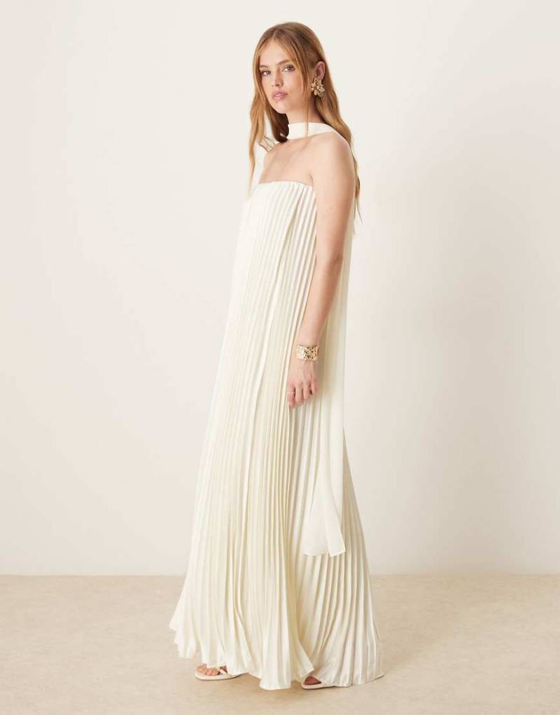 Six Stories - Trägerloses Plissee-Maxikleid in Austernweiß mit abnehmbarem Halstuch von Six Stories