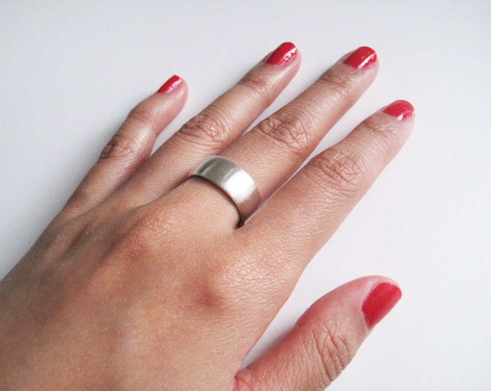Bandring Aus 925Er Silber Mit Mattierter Außenfläche Und Hochglanzpolierter Innenseite. Grösse M Bandring Aus 925Er Silber Mit Mattierter Außenfläche Und Hochglanzpolierter Innenseite. Grösse M von SixAcreMeadow
