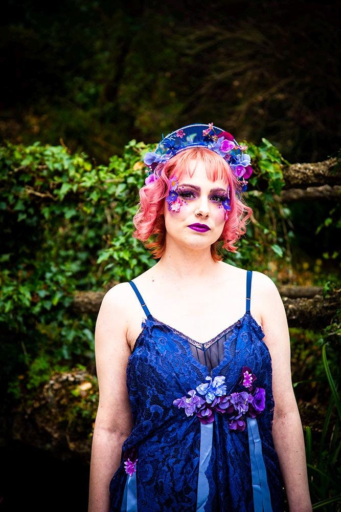 Juliette - Nachhaltiges Upcycled Unterkleid Mit Blauer Spitze Und Stoffblumen. Wunderlich, Romantisch Ätherisch Juliette - Nachhaltiges Upcycled Unterkleid Mit Blauer Spitze Und Stoffblumen. Wunderlich, Romantisch Ätherisch von SixAcreMeadow